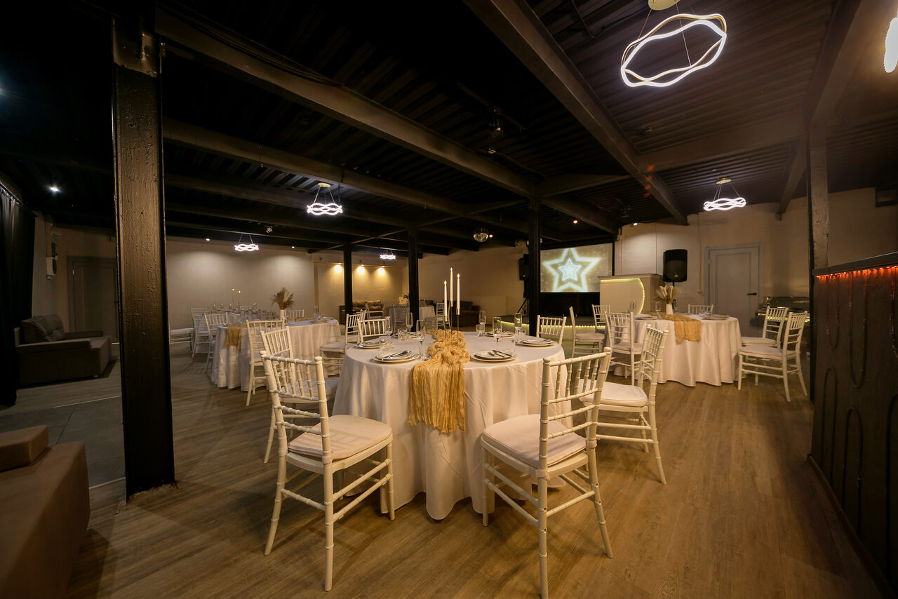 Арендовать Moment(Момент). Просторный зал со светомузыкой и караоке