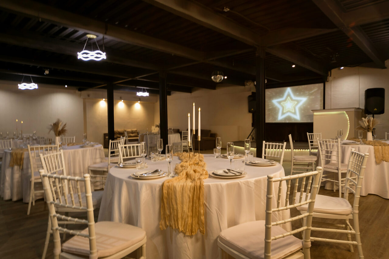 Арендовать Moment(Момент). Просторный зал со светомузыкой и караоке