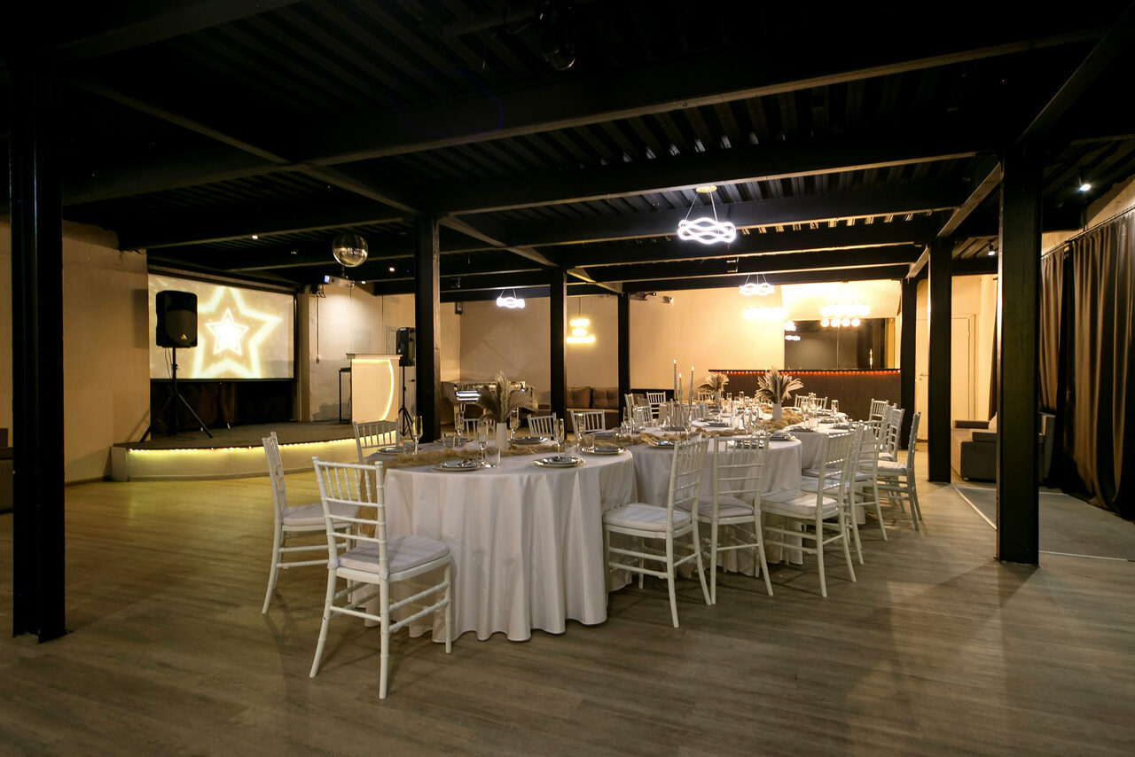 Арендовать Moment(Момент). Просторный зал со светомузыкой и караоке