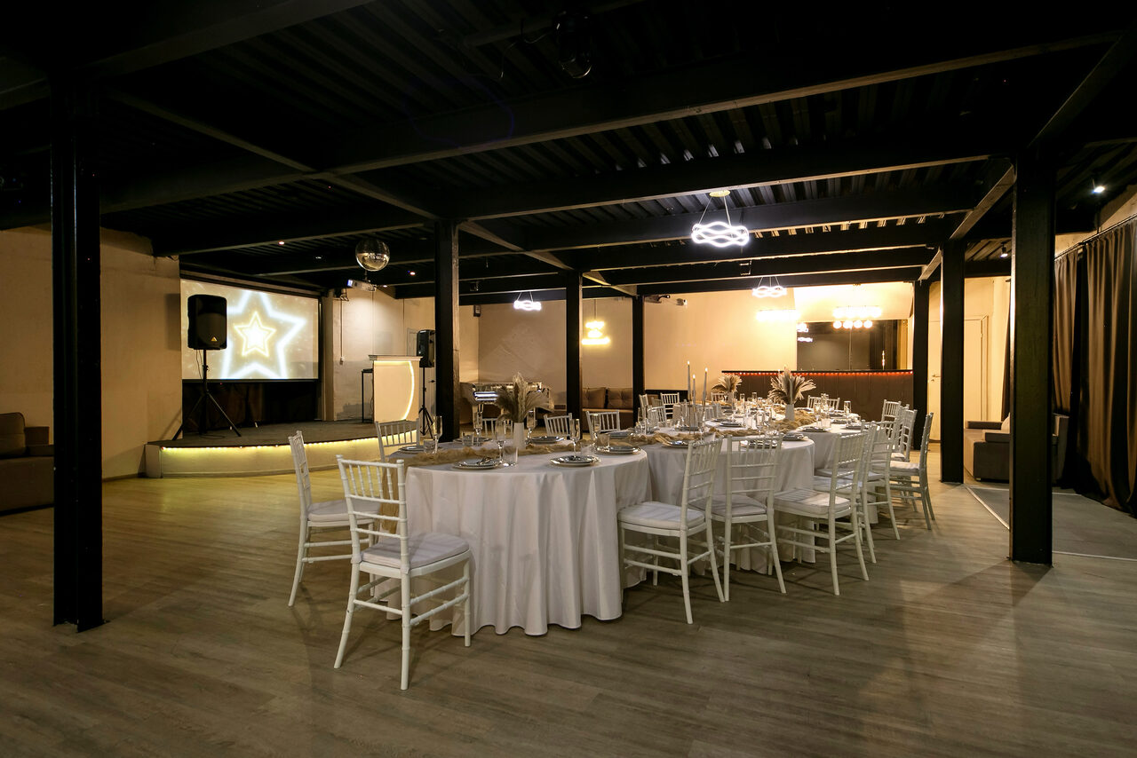 Арендовать Moment(Момент). Просторный зал со светомузыкой и караоке