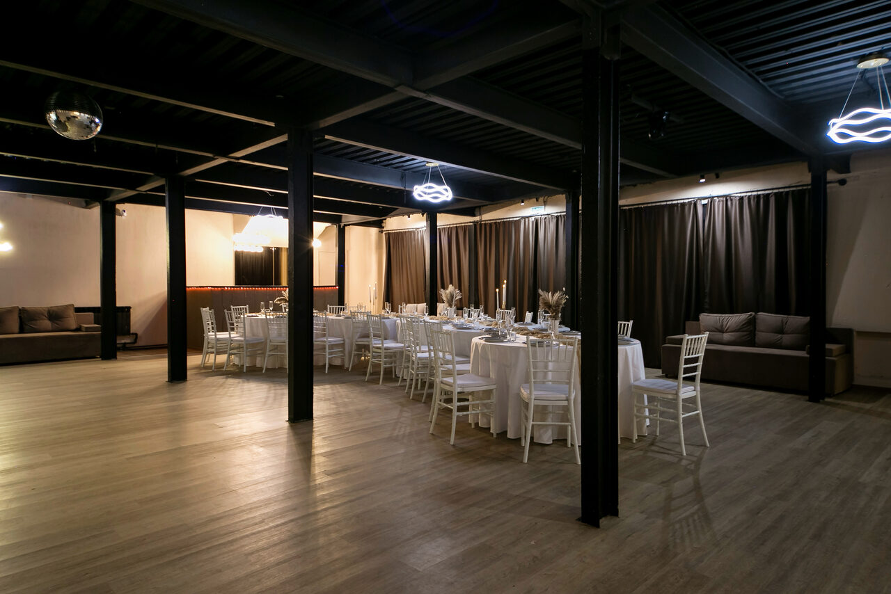 Арендовать Moment(Момент). Просторный зал со светомузыкой и караоке