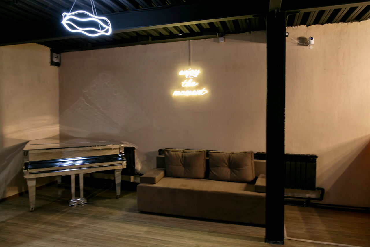 Арендовать Moment(Момент). Просторный зал со светомузыкой и караоке