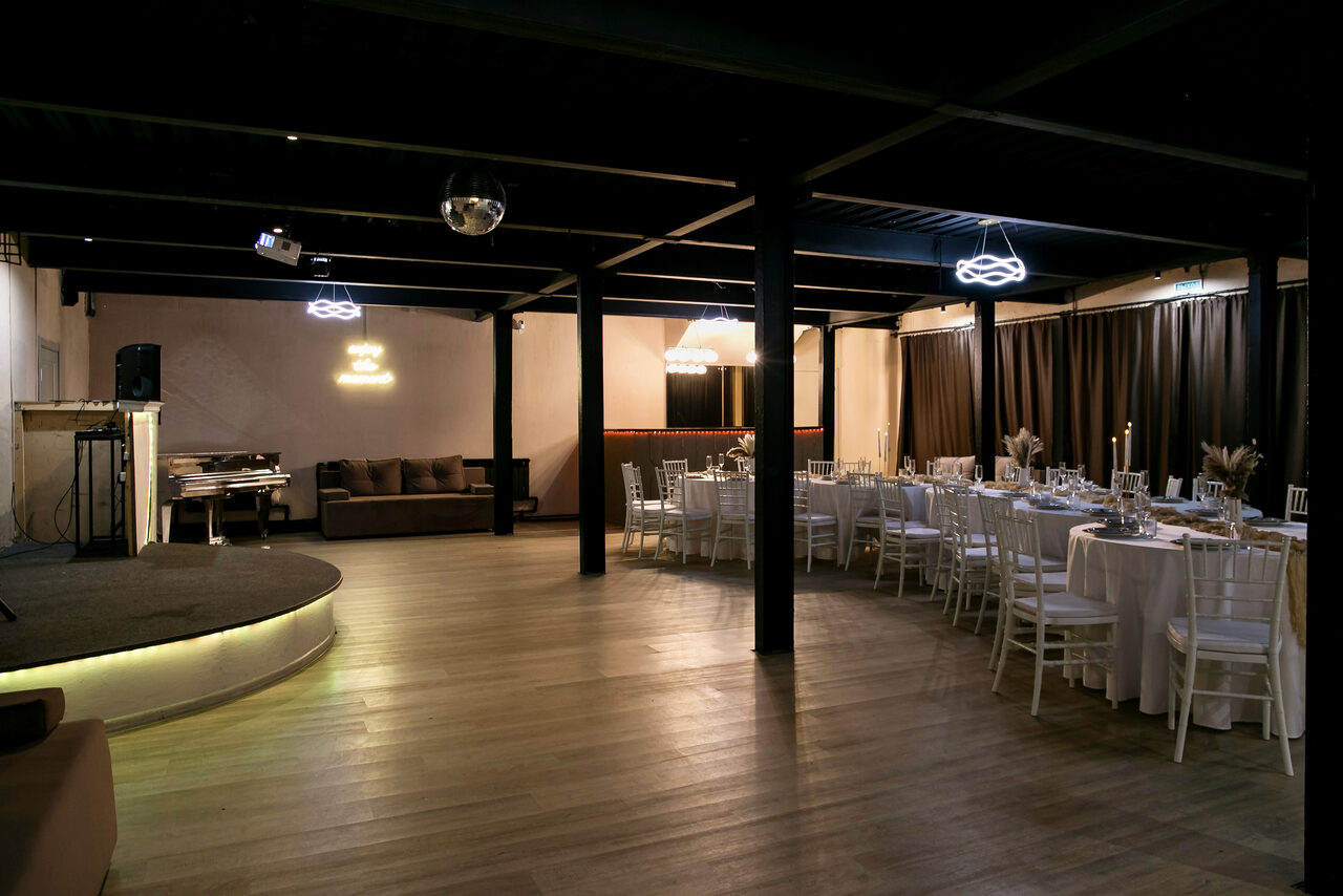 Арендовать Moment(Момент). Просторный зал со светомузыкой и караоке