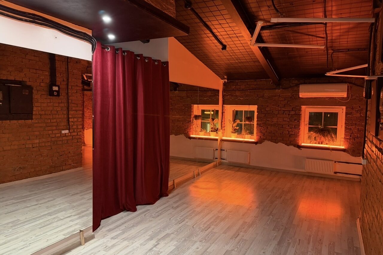 Арендовать GPSstudio. Зал Бордовый