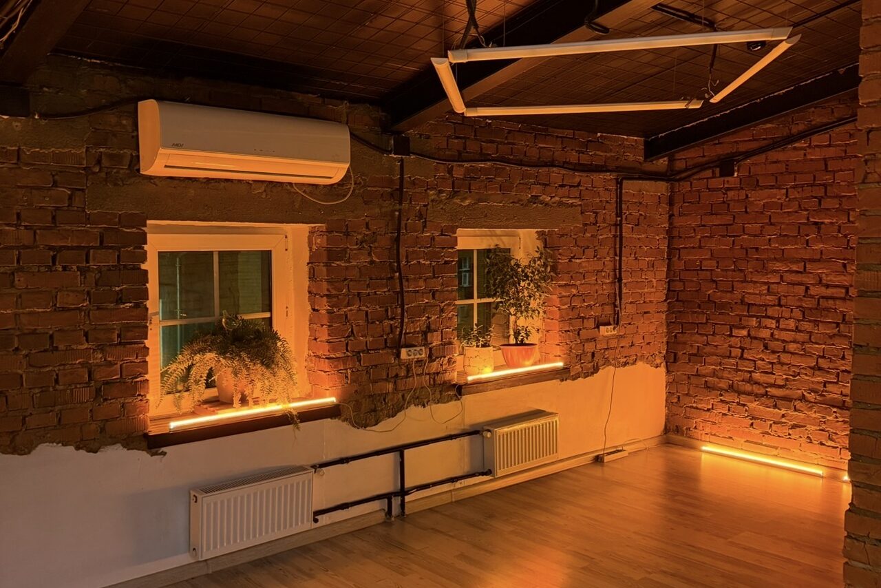 Арендовать GPSstudio. Зал Бордовый