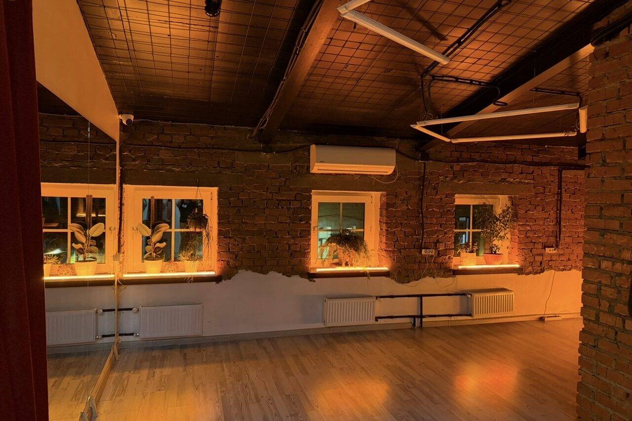 Арендовать GPSstudio. Зал Бордовый