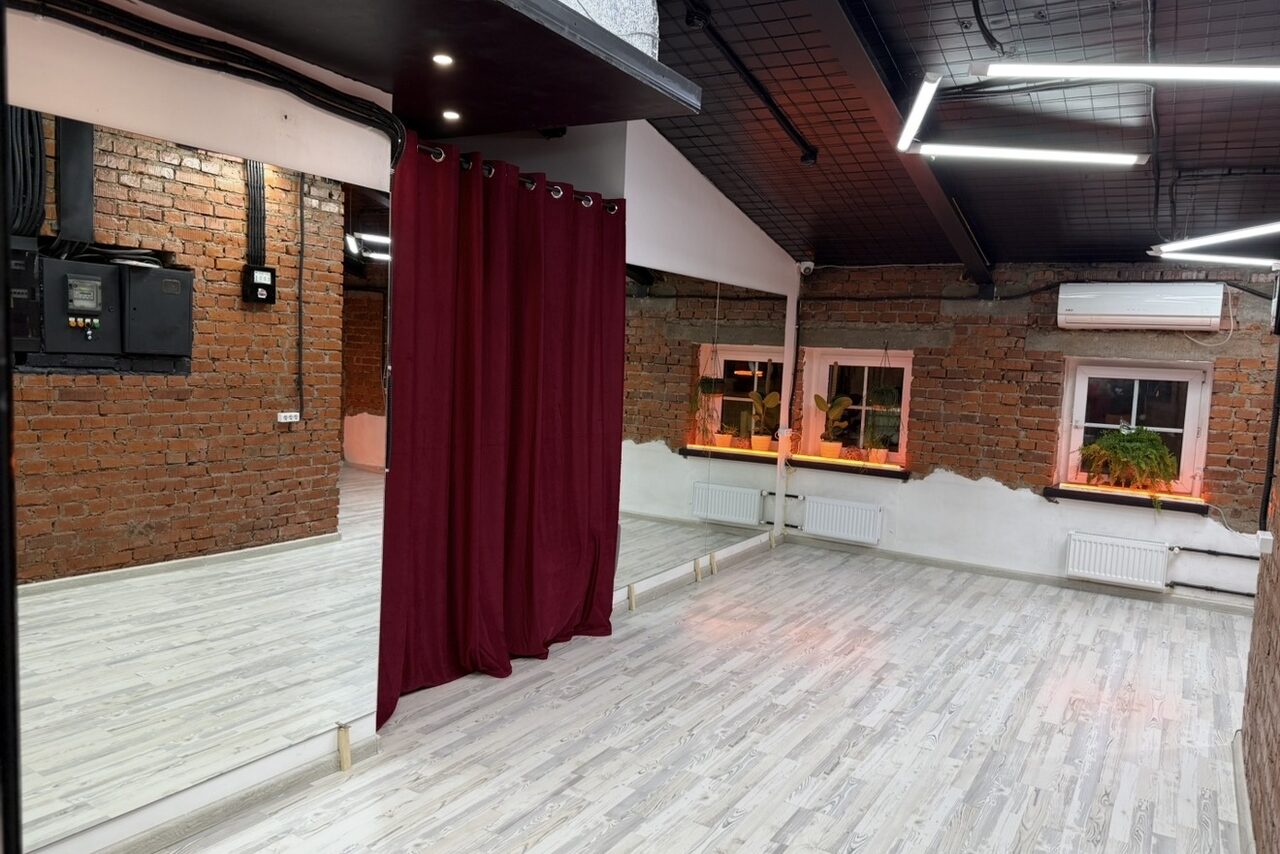 Арендовать GPSstudio. Зал Бордовый