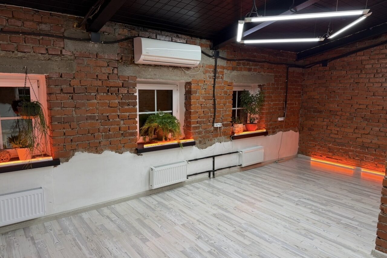 Арендовать GPSstudio. Зал Бордовый