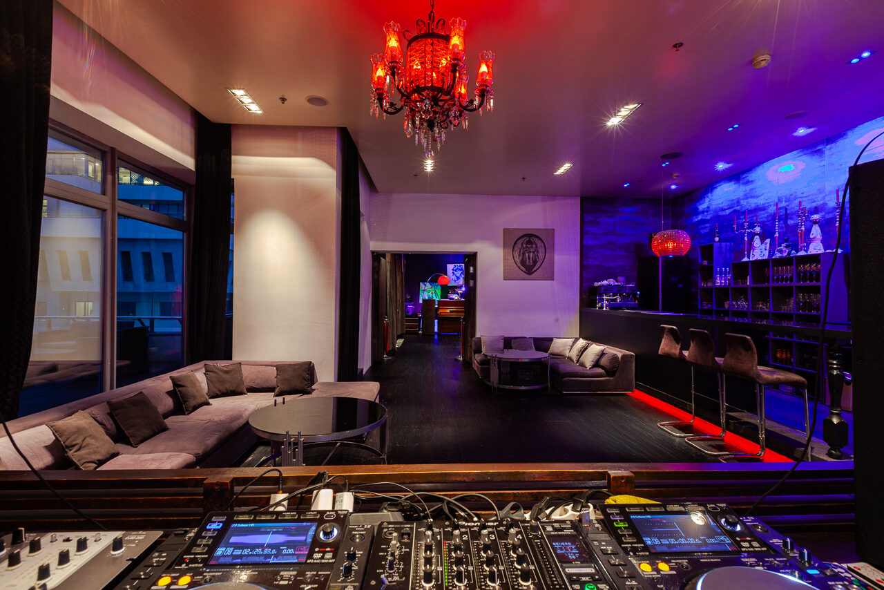 Арендовать SINKLIT³⁸ Просторный пентхаус с террасой