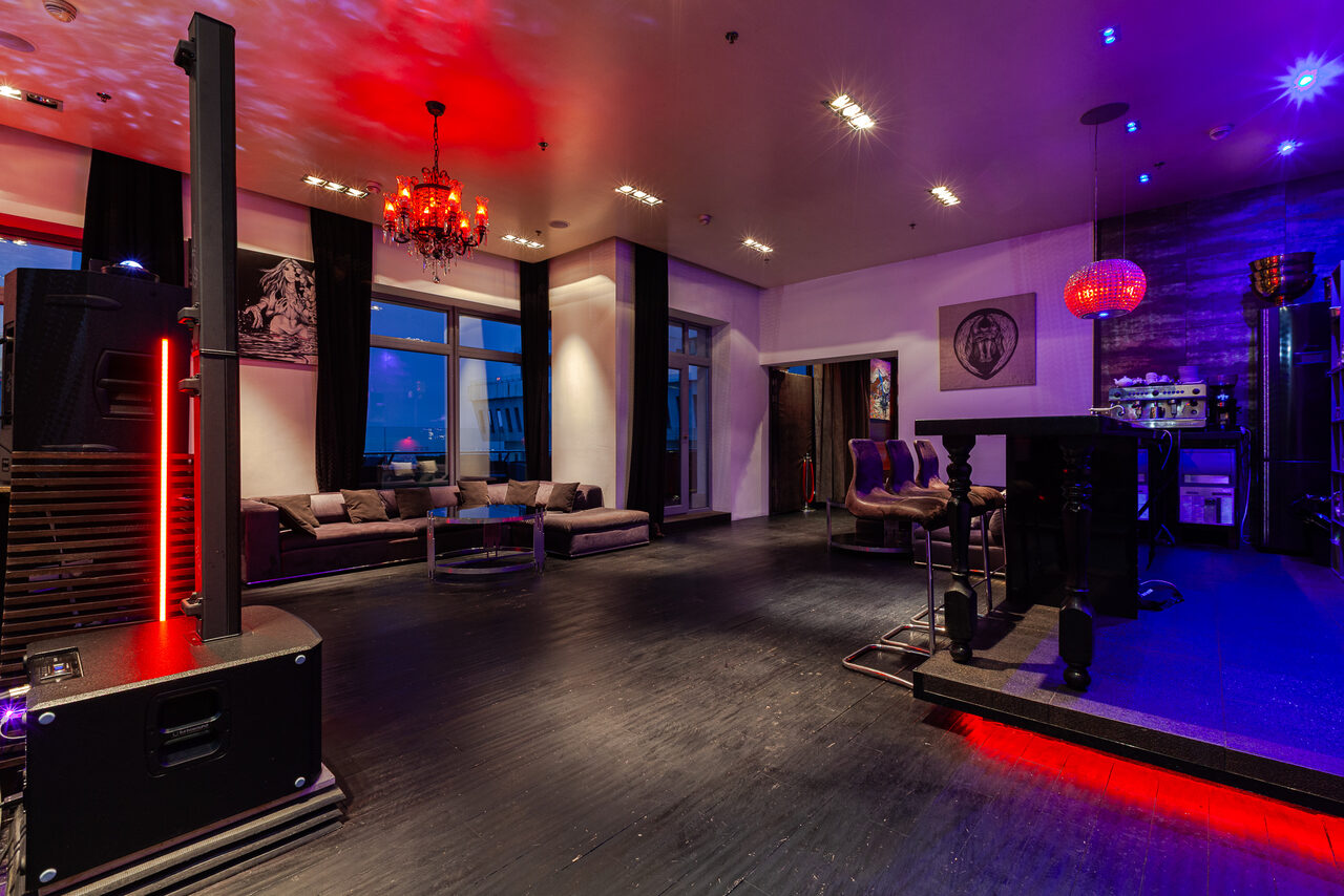 Арендовать SINKLIT³⁸ Просторный пентхаус с террасой