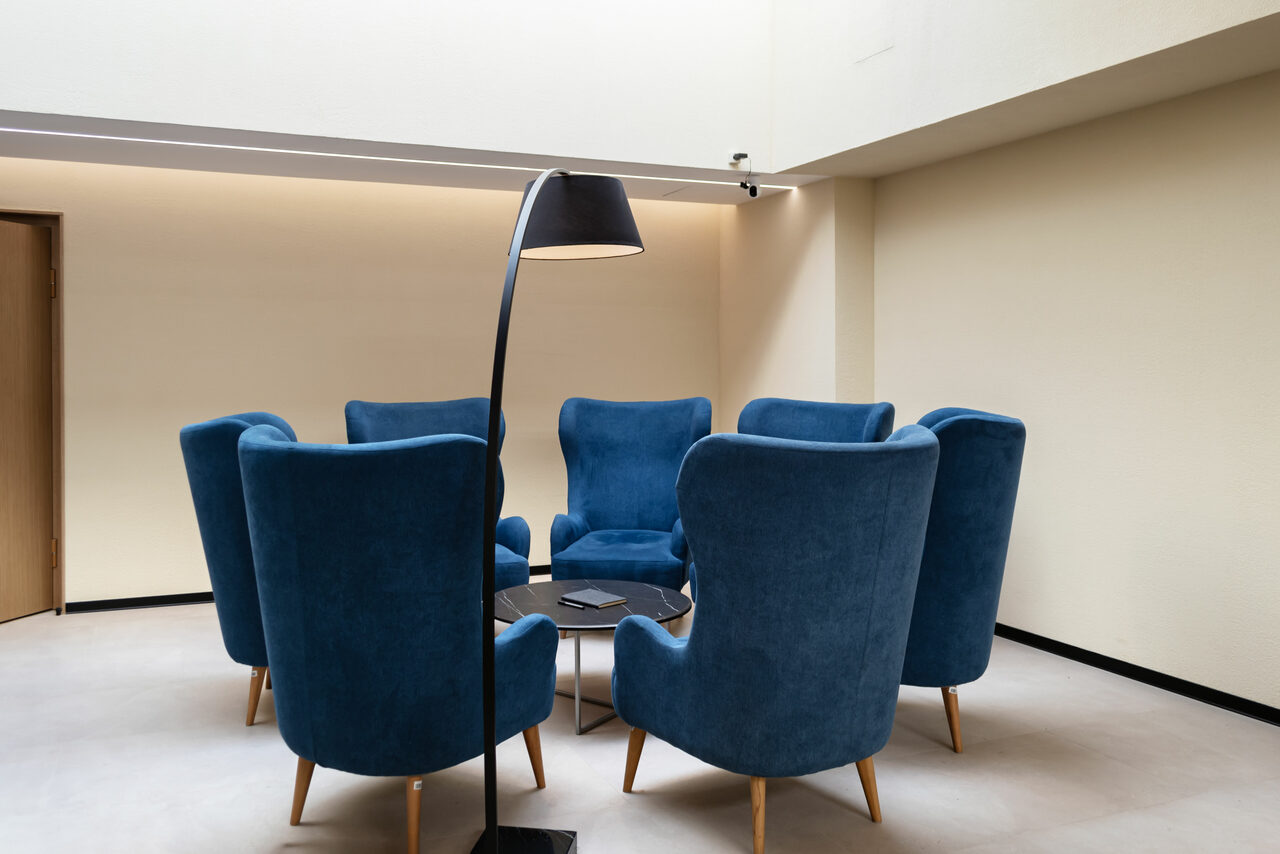 Арендовать Коворкинг «Телеграф». Стильный конференц-зал