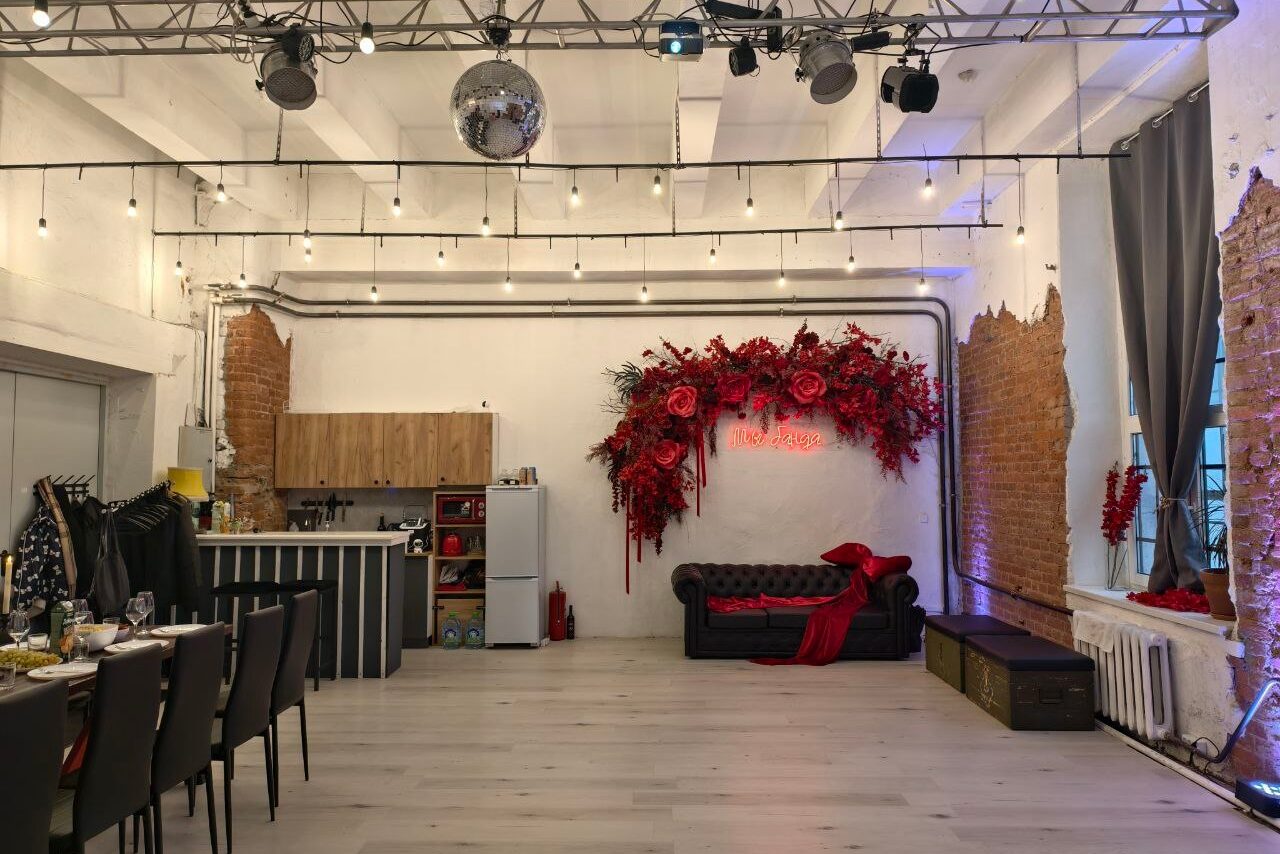 Арендовать Red Loft. Стильный лофт в красных тонах