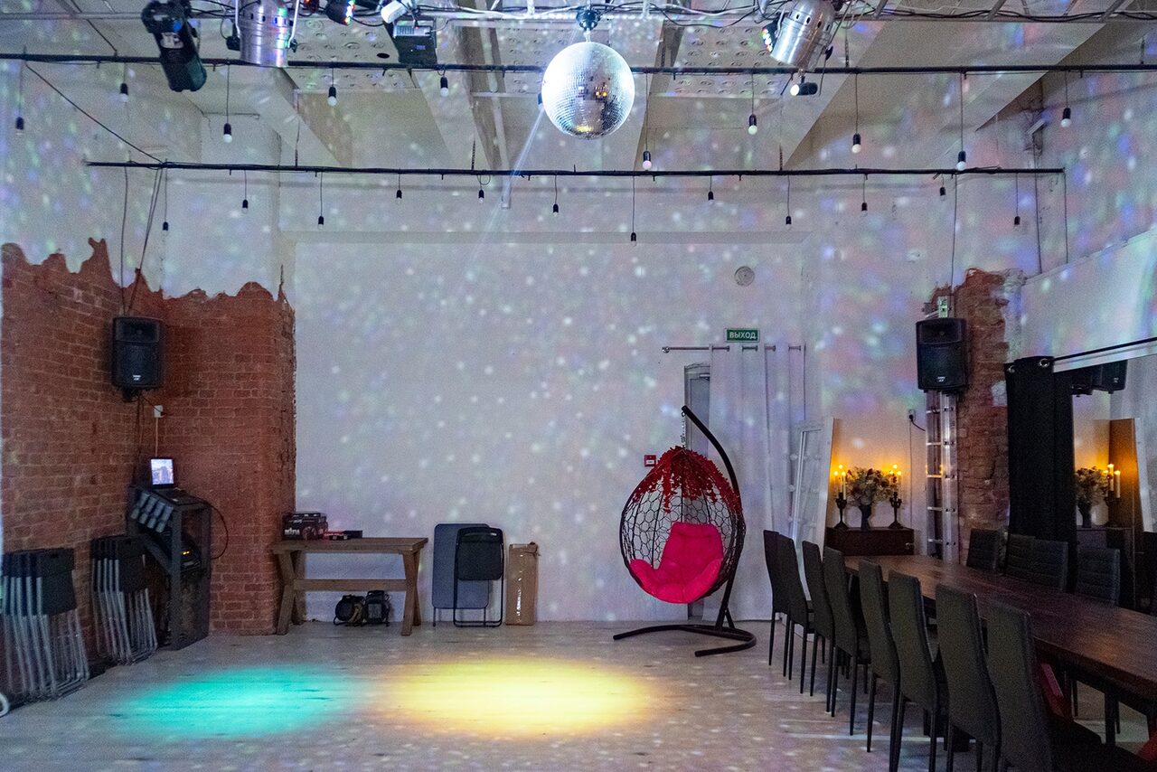 Арендовать Red Loft. Стильный лофт в красных тонах