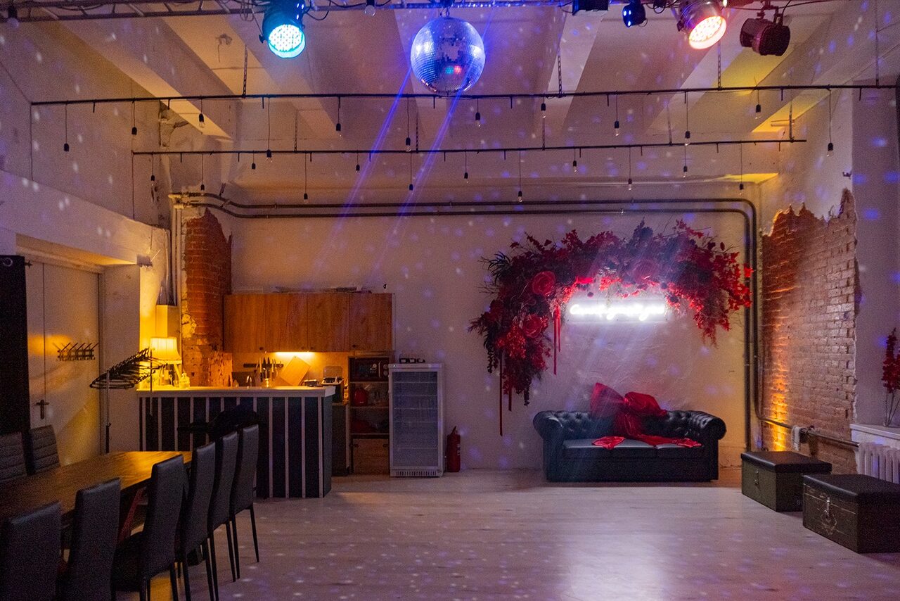 Арендовать Red Loft. Стильный лофт в красных тонах