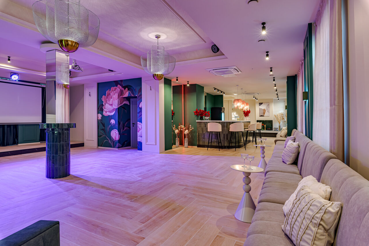 Арендовать Лофт Флоу - цветочный зал в классическом стиле