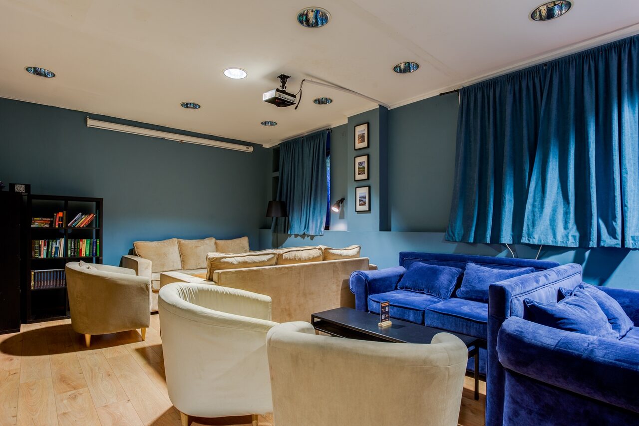 Арендовать Time Club Камин. Кинозал