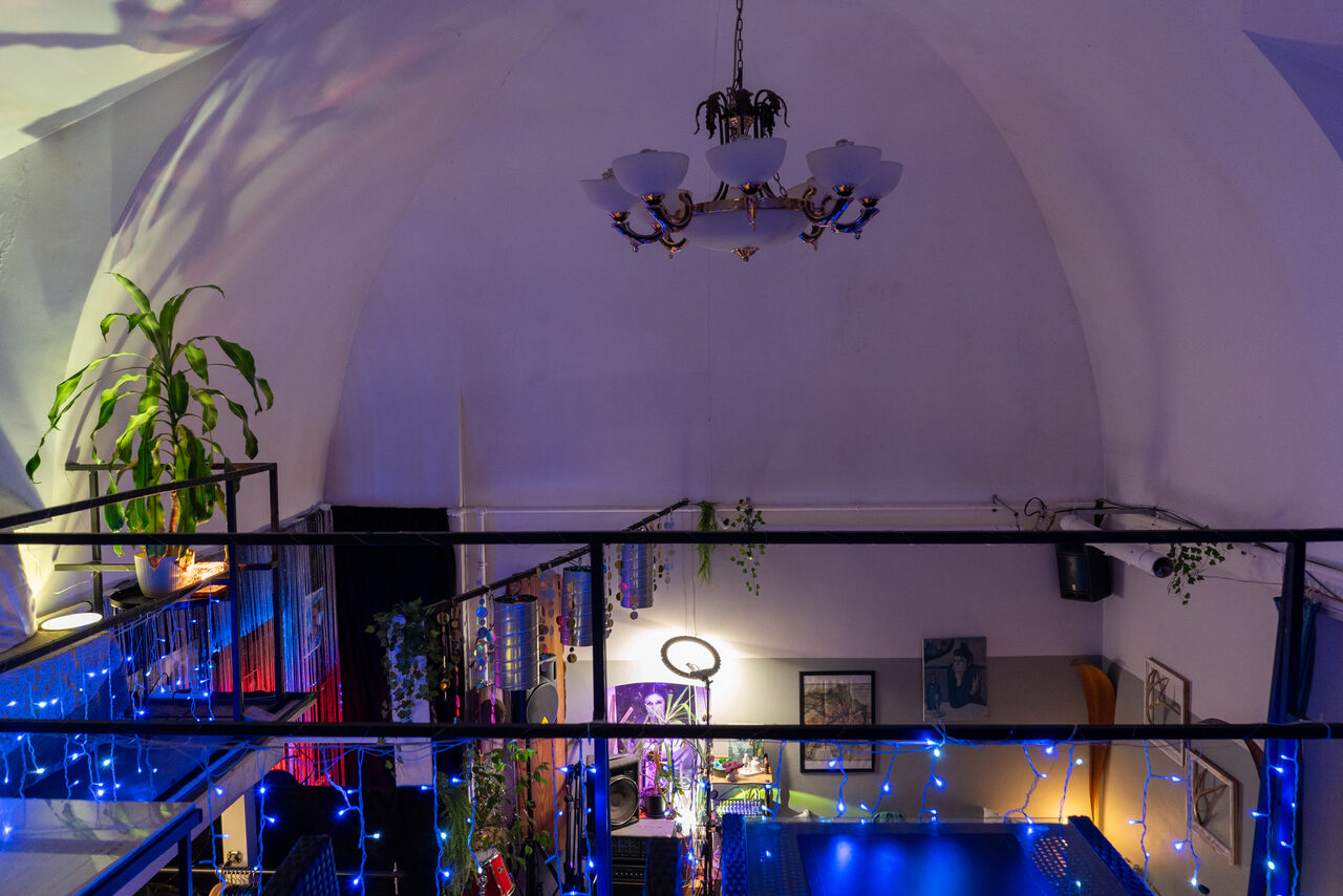 Арендовать Mouse fuss. Лофт арт-хаус со сценой и террасой 