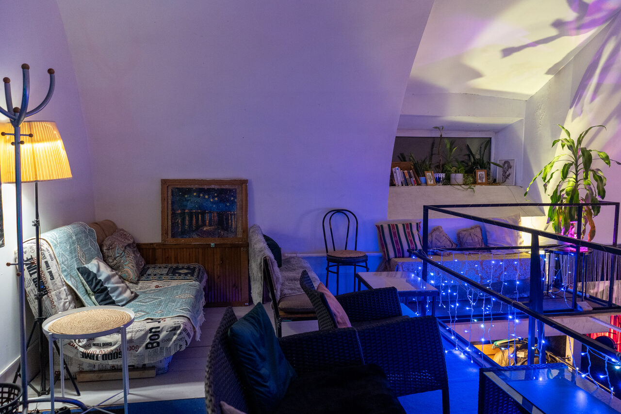 Арендовать Mouse fuss. Лофт арт-хаус со сценой и террасой 