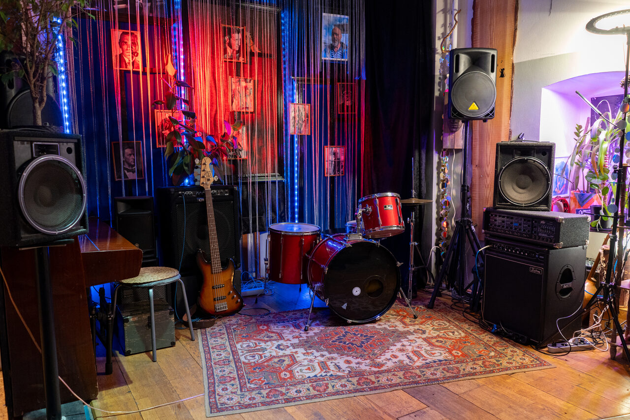 Арендовать Mouse fuss. Лофт арт-хаус со сценой и террасой 