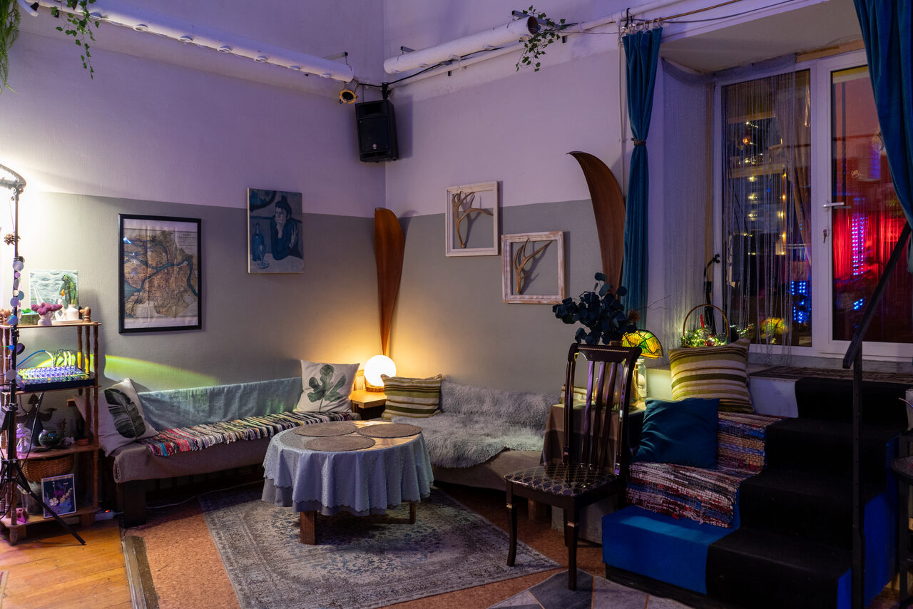 Арендовать Mouse fuss. Лофт арт-хаус со сценой и террасой 