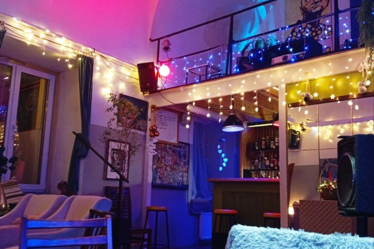 Арендовать Mouse fuss. Лофт арт-хаус со сценой и террасой 