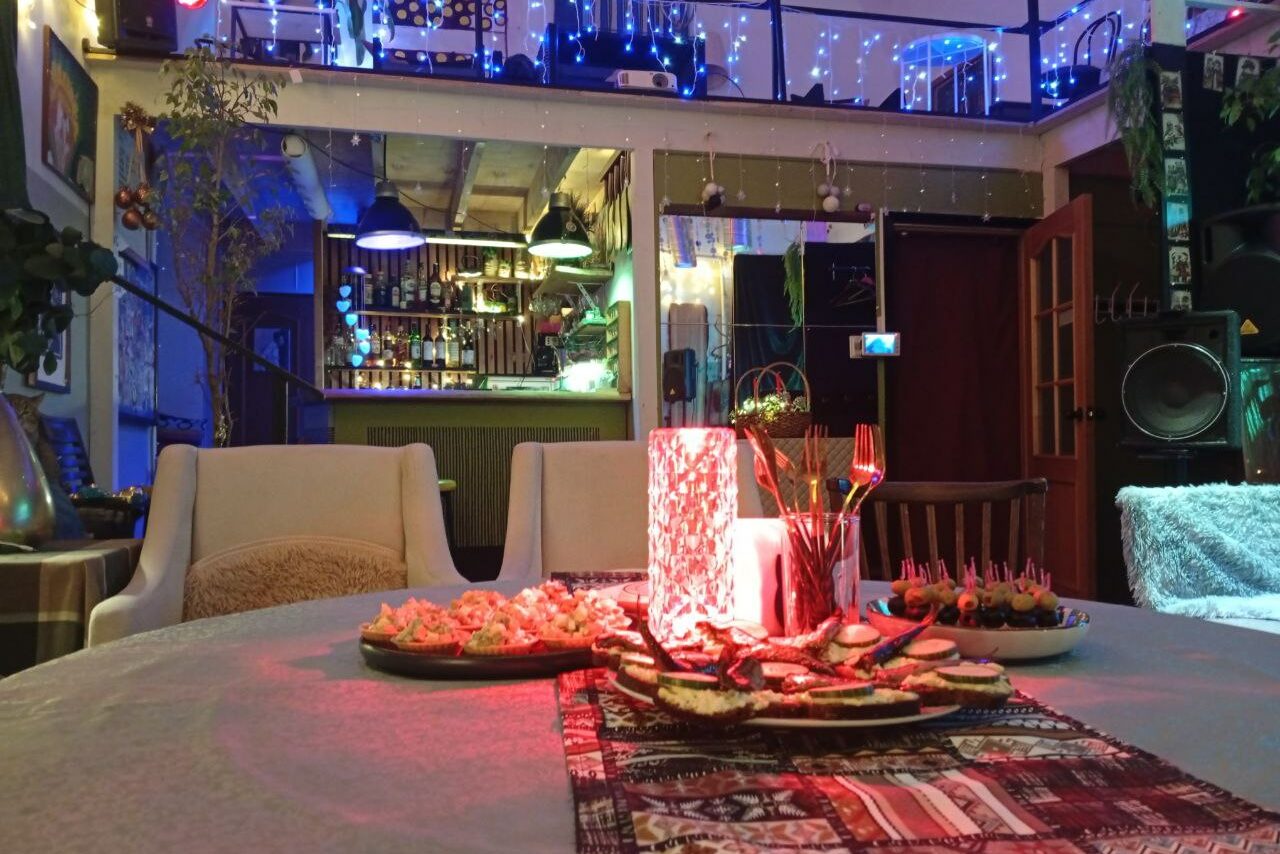 Арендовать Mouse fuss. Лофт арт-хаус со сценой и террасой 