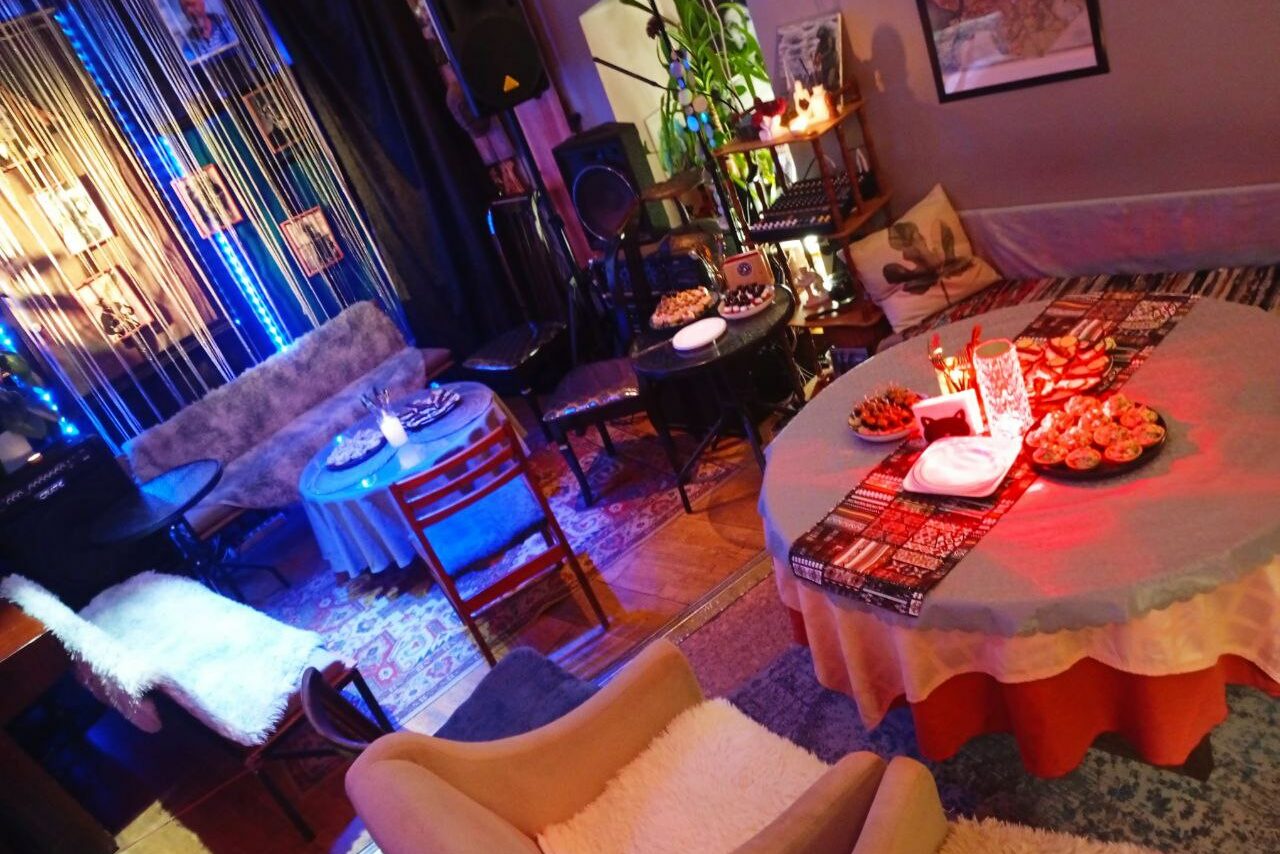 Арендовать Mouse fuss. Лофт арт-хаус со сценой и террасой 