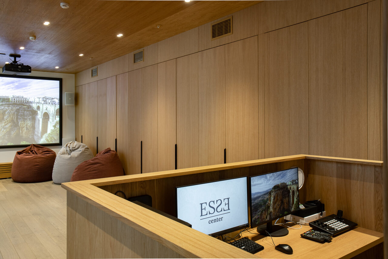 Арендовать ESSE Центр. Светлое двухуровневое пространство