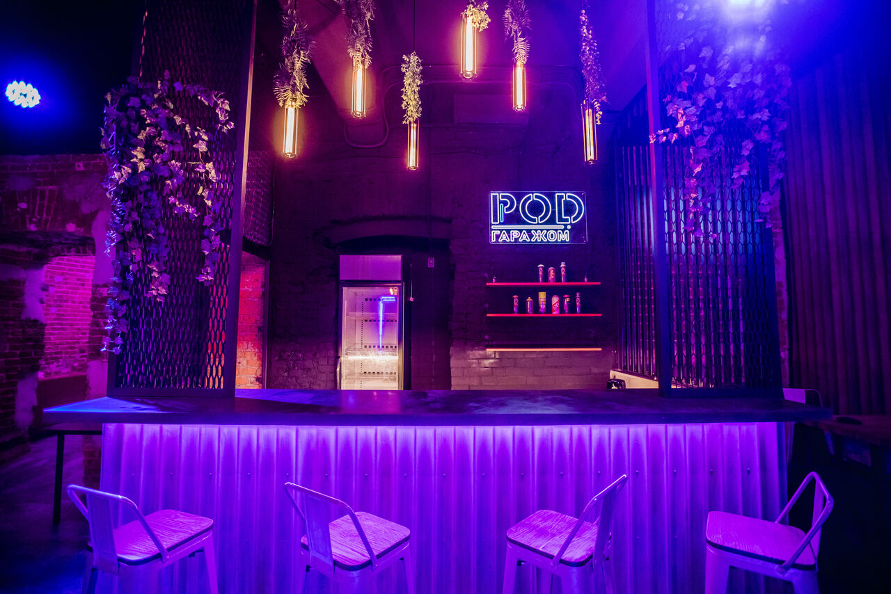Арендовать Дизайнерский лофт с неоном