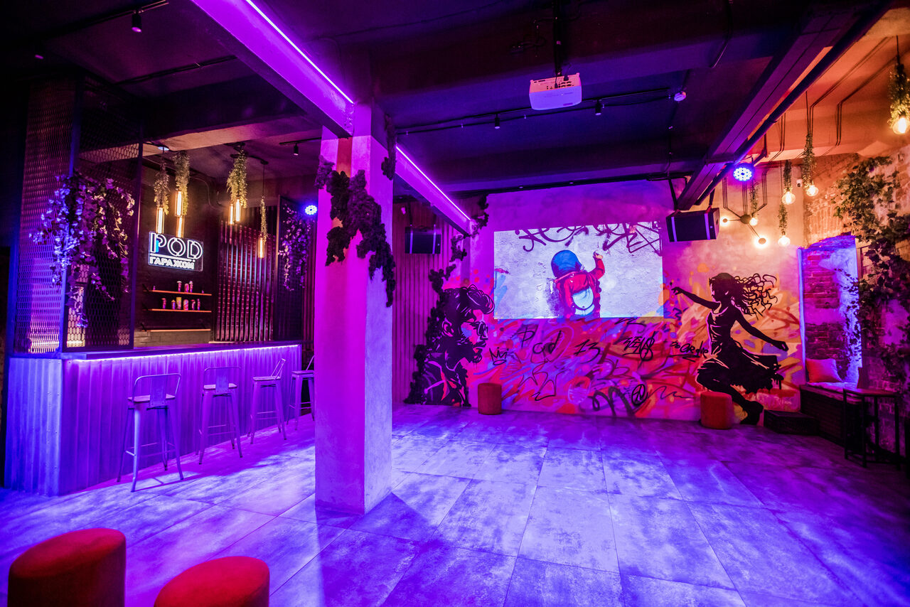 Арендовать Дизайнерский лофт с неоном