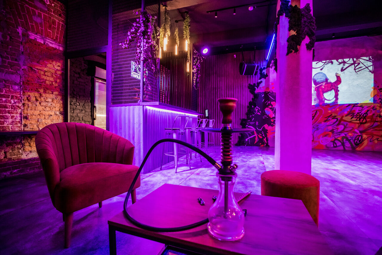 Арендовать Дизайнерский лофт с неоном