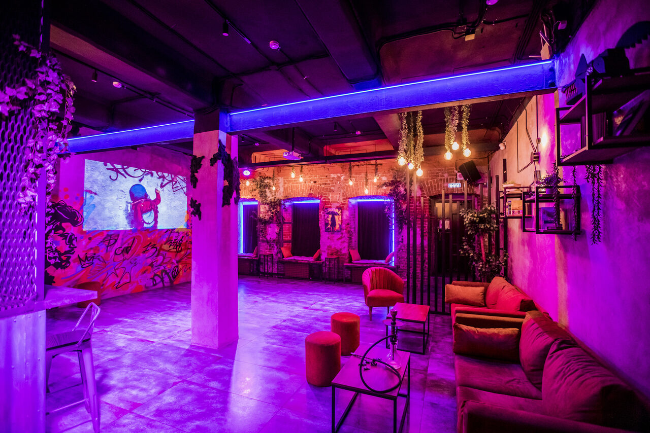 Арендовать Дизайнерский лофт с неоном