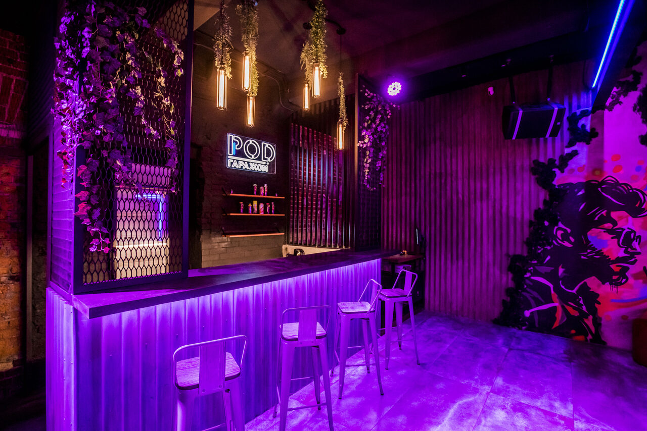 Арендовать Дизайнерский лофт с неоном