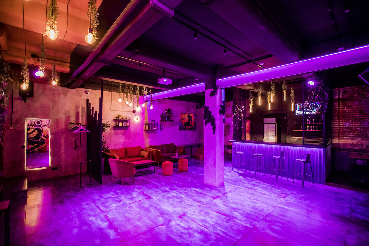 Арендовать Дизайнерский лофт с неоном
