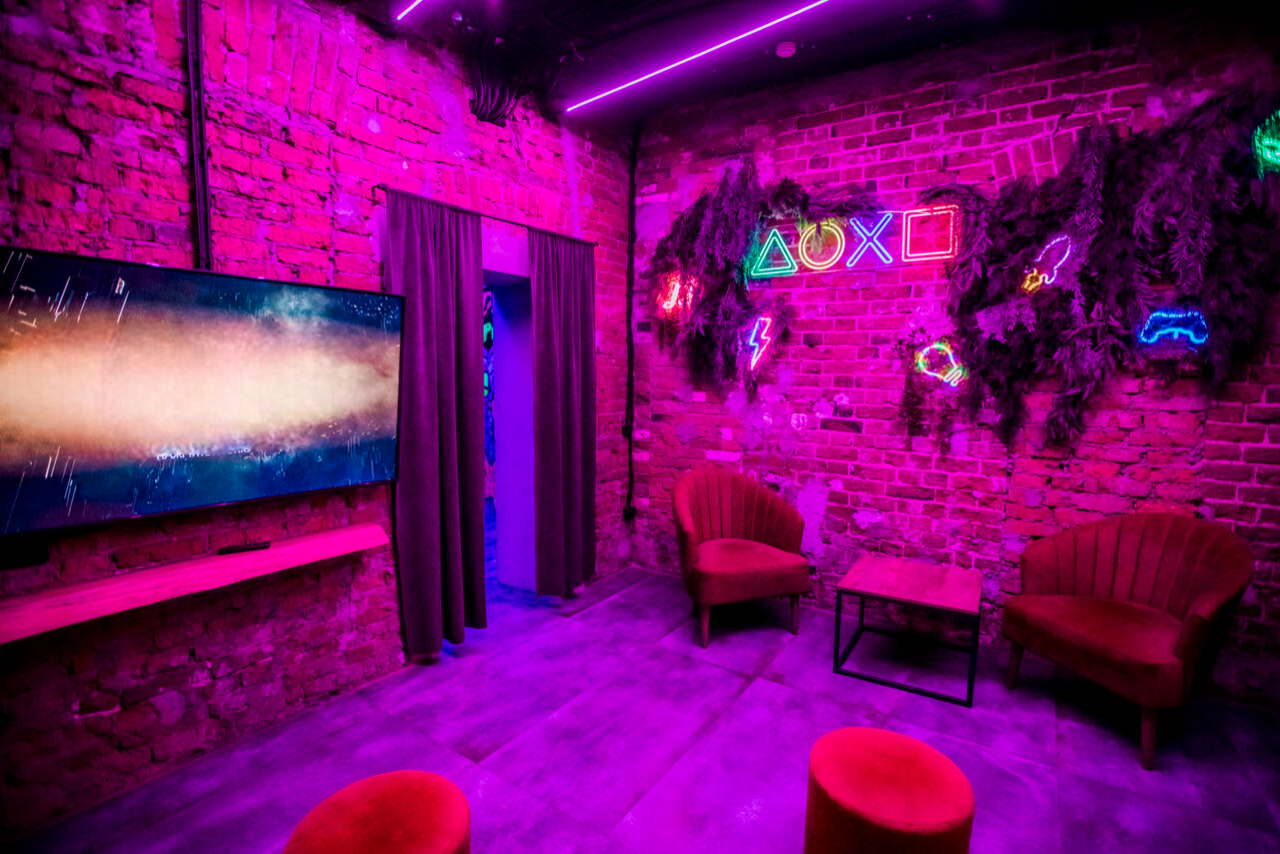 Арендовать Дизайнерский лофт с неоном