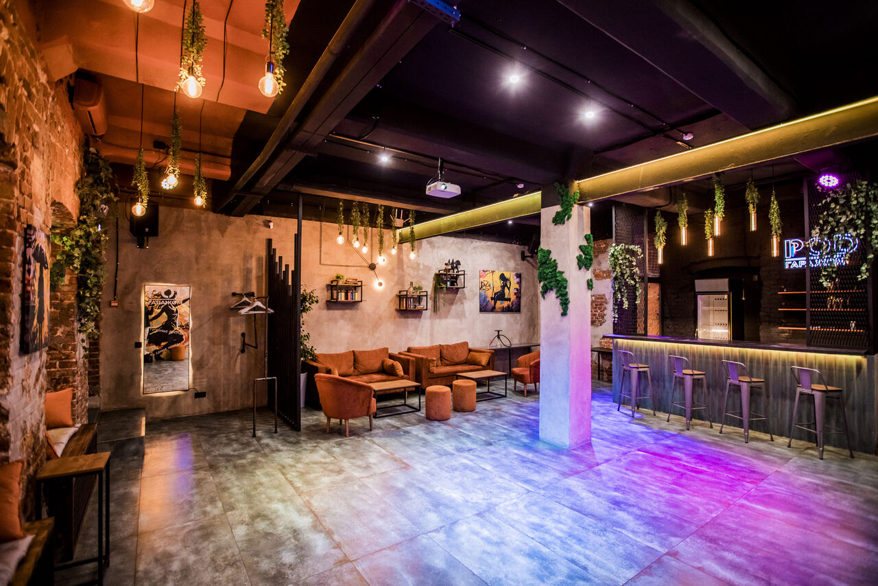 Арендовать Дизайнерский лофт с неоном