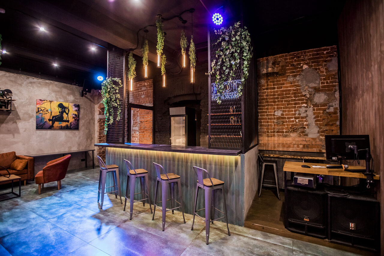 Арендовать Дизайнерский лофт с неоном