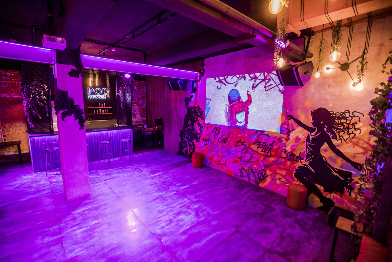 Арендовать Дизайнерский лофт с неоном