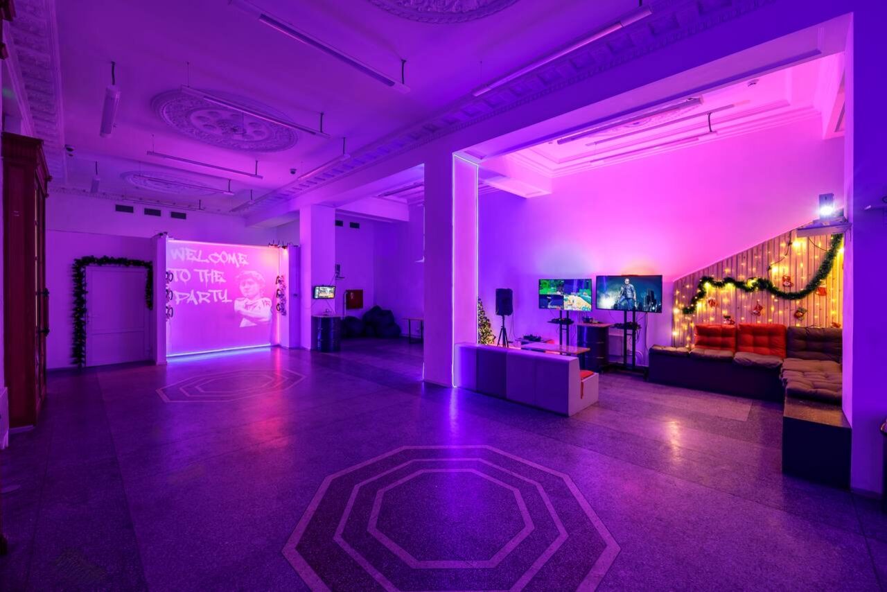 Арендовать Лофт Энгейдж. Просторный зал с неоном