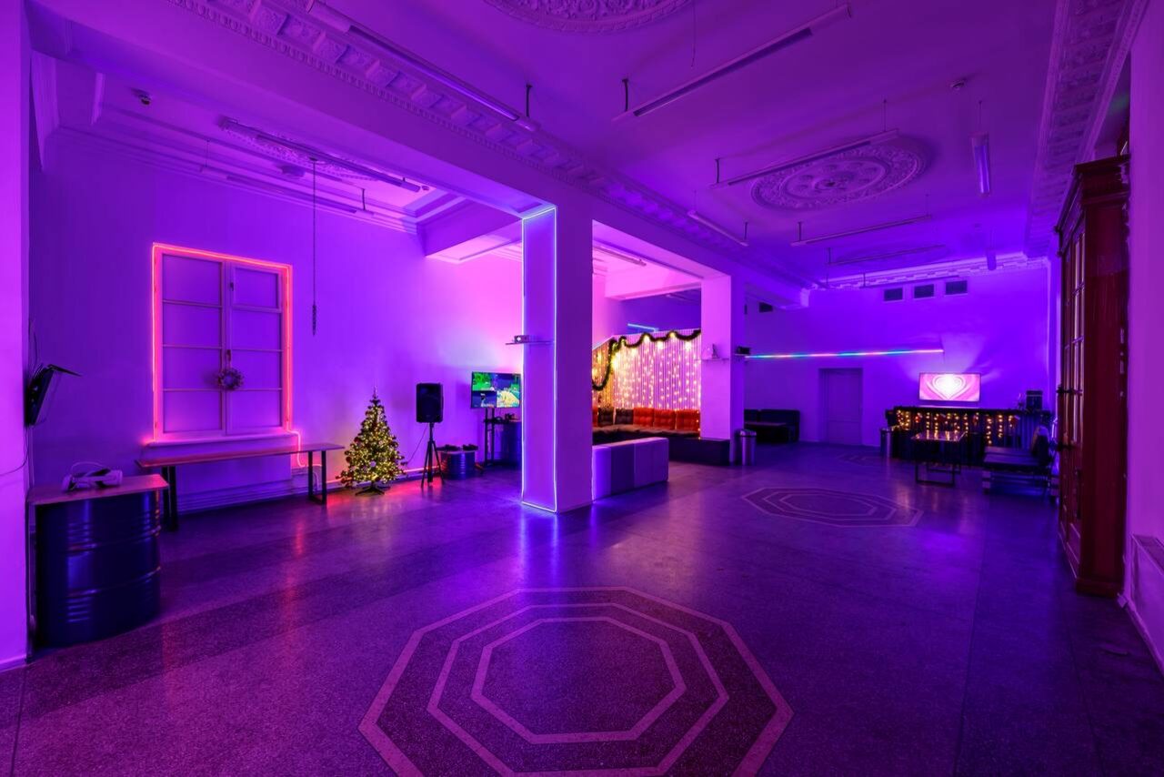 Арендовать Лофт Энгейдж. Просторный зал с неоном