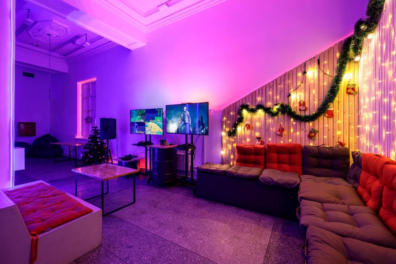 Арендовать Лофт Энгейдж. Просторный зал с неоном