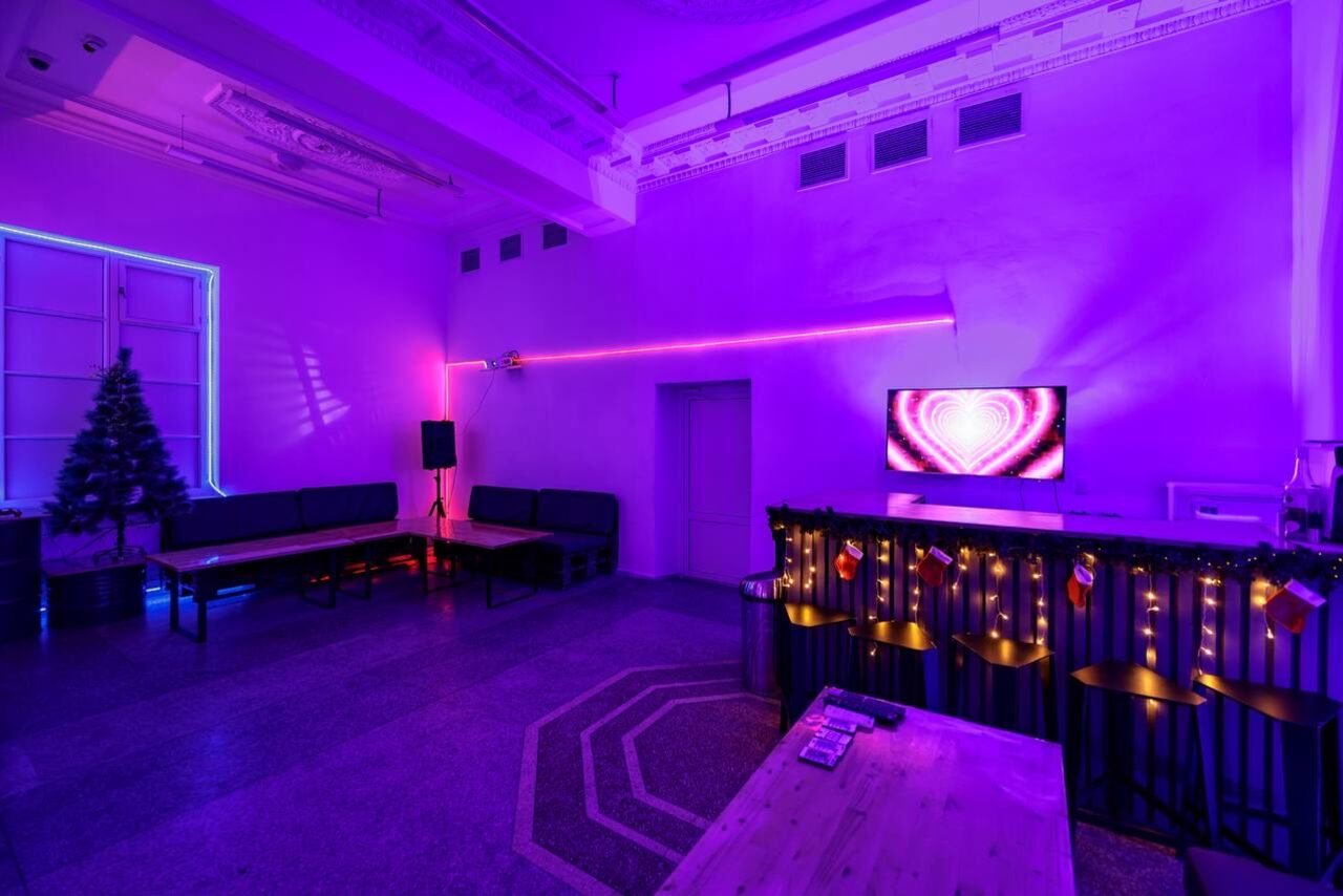 Арендовать Лофт Энгейдж. Просторный зал с неоном