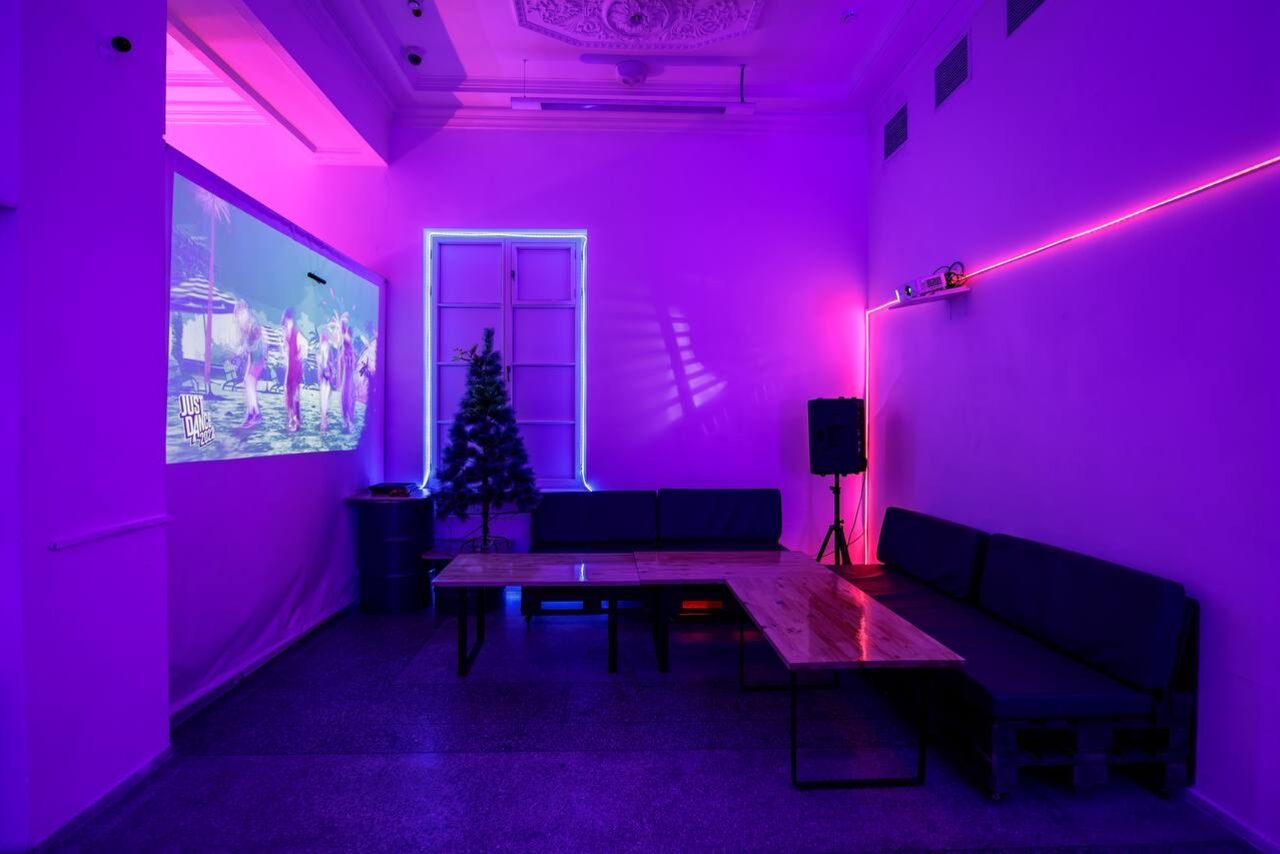 Арендовать Лофт Энгейдж. Просторный зал с неоном