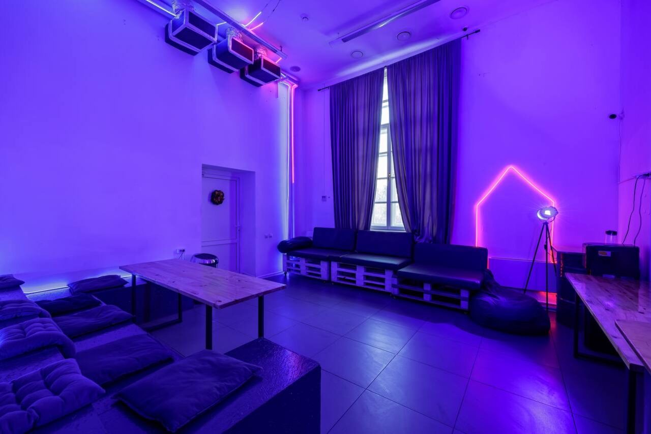 Арендовать Лофт Энгейдж. Просторный зал с неоном