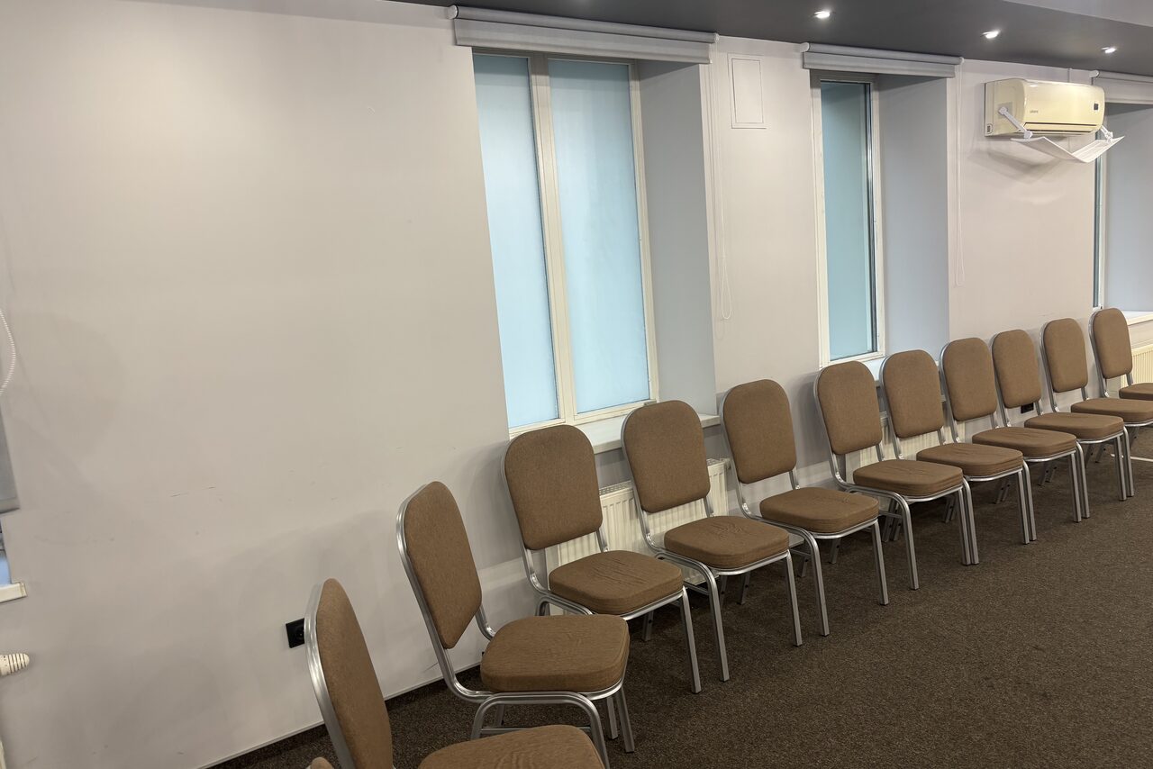 Арендовать МоцПрофКомп. Серый конференц-зал