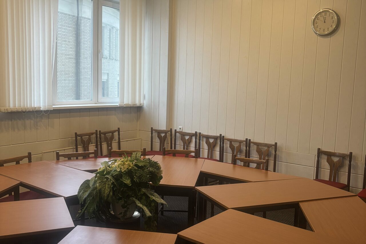 Арендовать МоцПрофКомп. Зал для переговоров