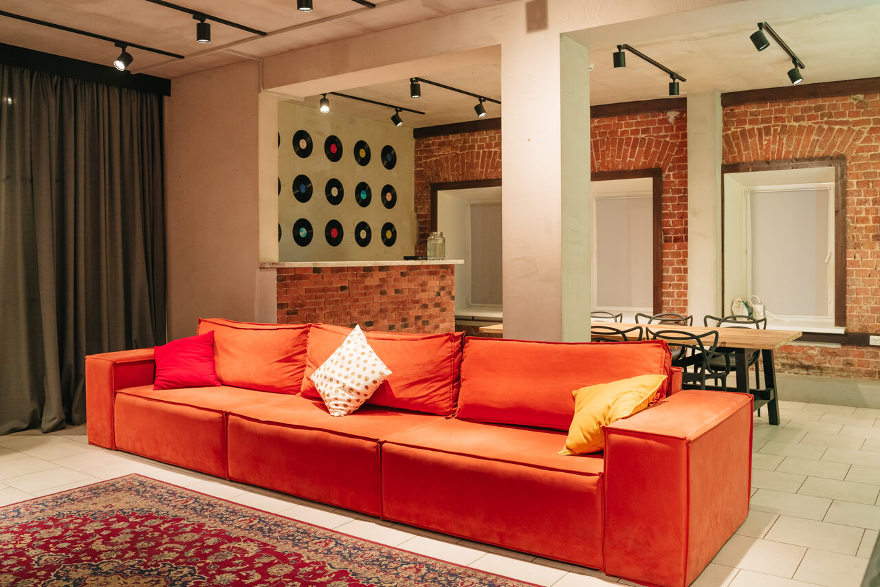 Арендовать ХА-ХА ШОУ Лофт. Зал с двумя зонами