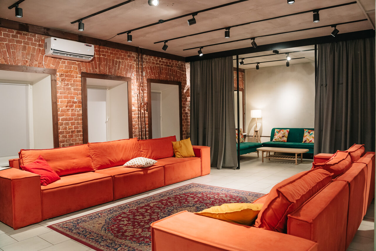 Арендовать ХА-ХА ШОУ Лофт. Зал с двумя зонами