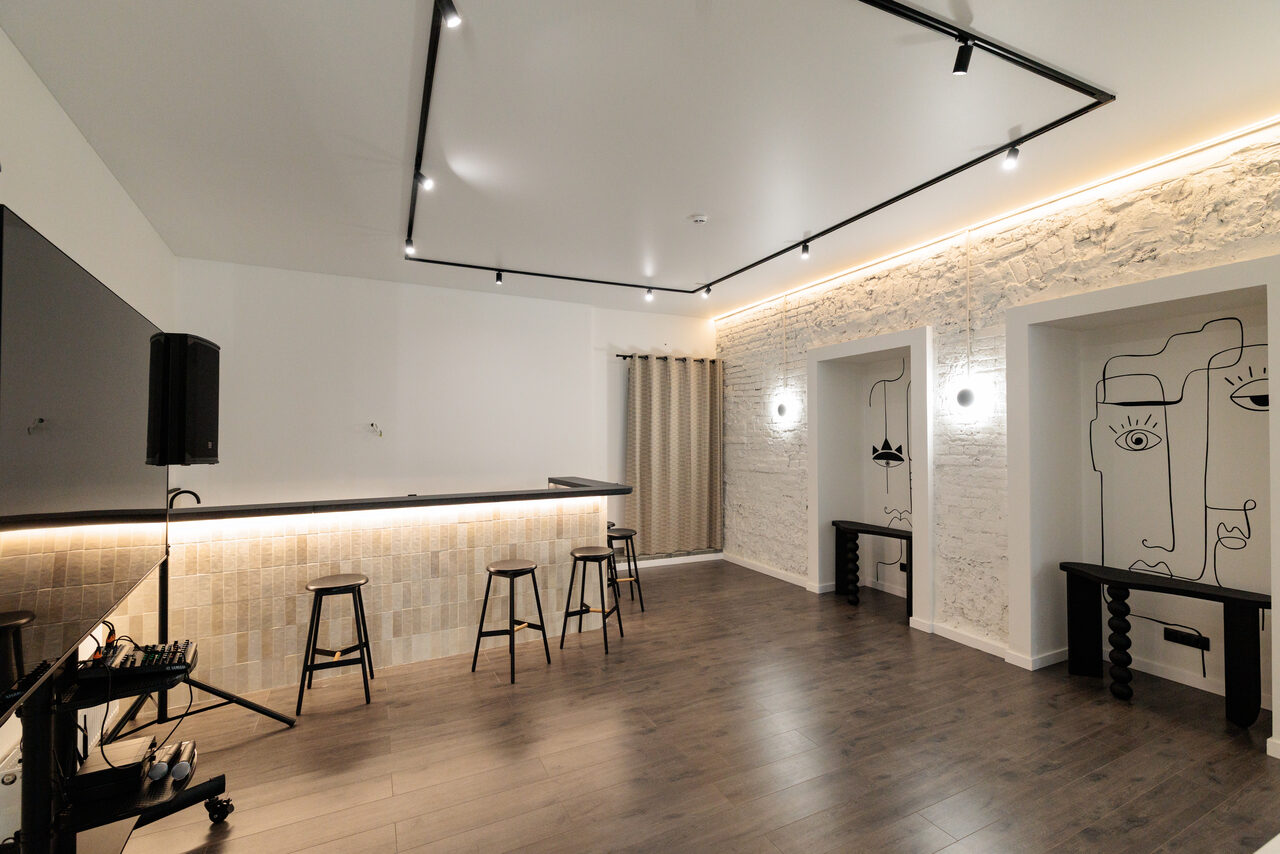 Арендовать Blank. Светлый лофт с верандой