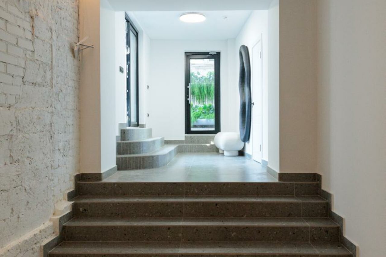 Арендовать Blank. Светлый лофт с верандой